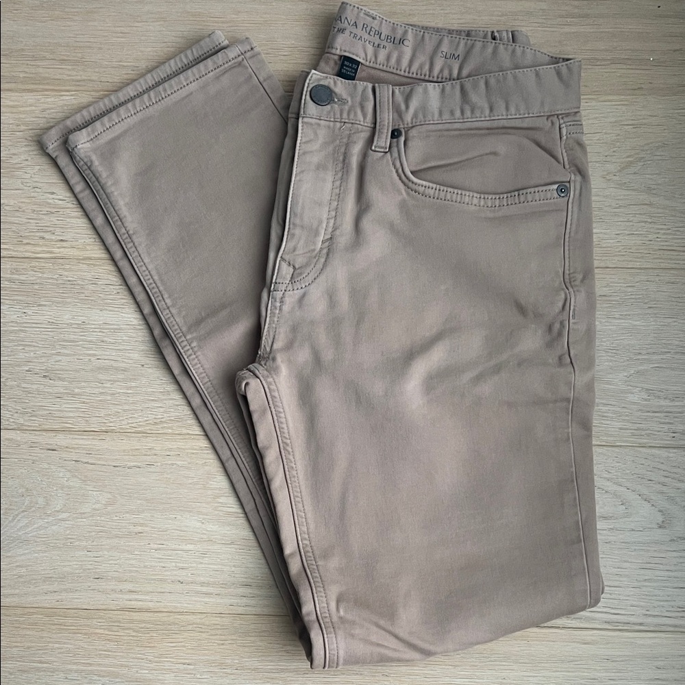 Banana Republic Classic Casual “The Traveler” Khaki Dress Pants